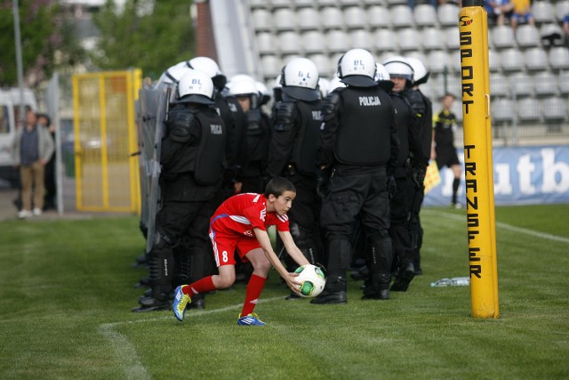 Policjanci musieli interweniować również na murawie stadionu