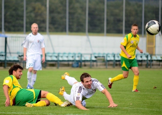 Remigiusz Malicki (biały strój) i jego koledzy walczyli ambitnie, ale punktów to niestety nie dało.