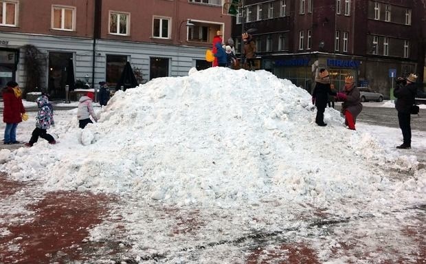 Urzędnicy zapraszają na górkę śniegu na Rynek w Bytomiu