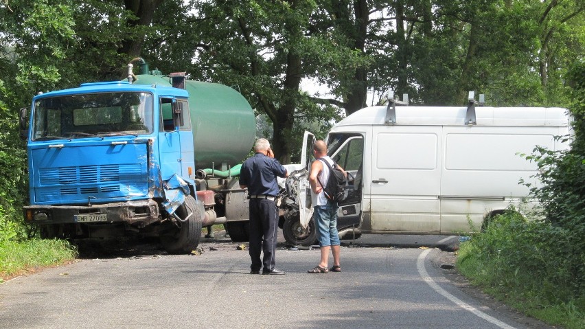 Wypadek na Wilczyckiej. Bus zderzył się z ciężarówką (ZDJĘCIA)