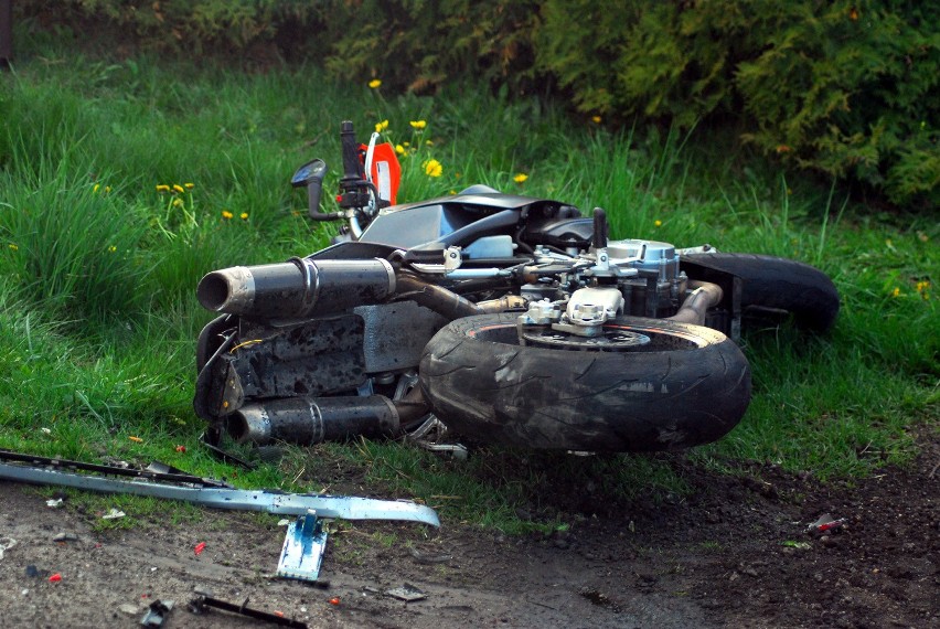 Wypadek w Wilczy: Motocyklista w szpitalu po uderzeniu przez dwa samochody [ZDJĘCIA]