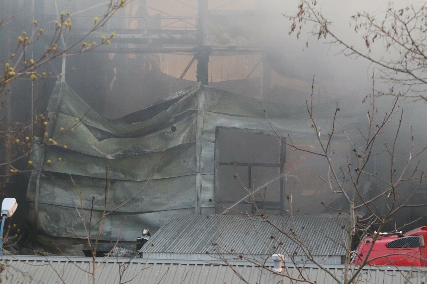 Potężny pożar niedaleko stadionu Wrocław [FILMY, ZDJĘCIA]