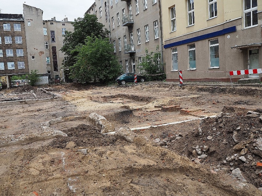 Przędzalnię i schron odkopano podczas budowy przebicia przy ul. Sienkiewicza. Remont opóźni się ZDJĘCIA