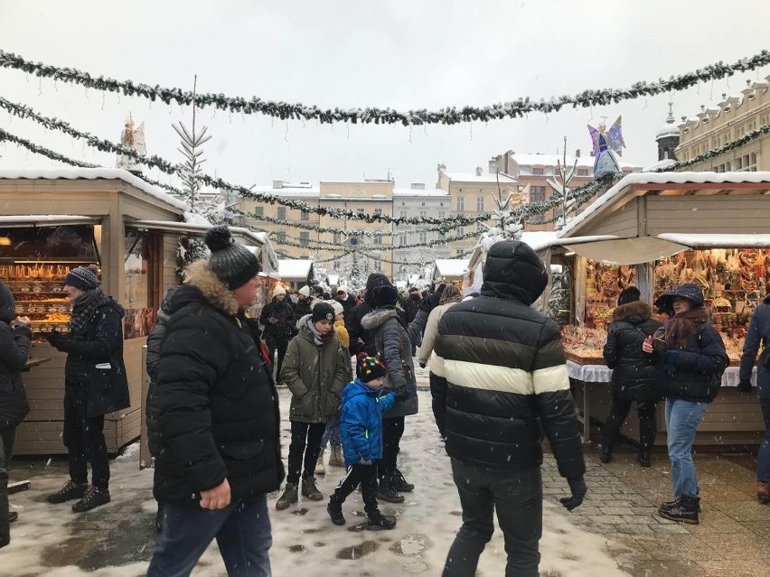 Śnieżna pogoda nie wystraszyła turystów. Na Jarmarku Bożonarodzeniowym tłumy. Największe kolejki przy stoiskach z ciepłym jedzeniem