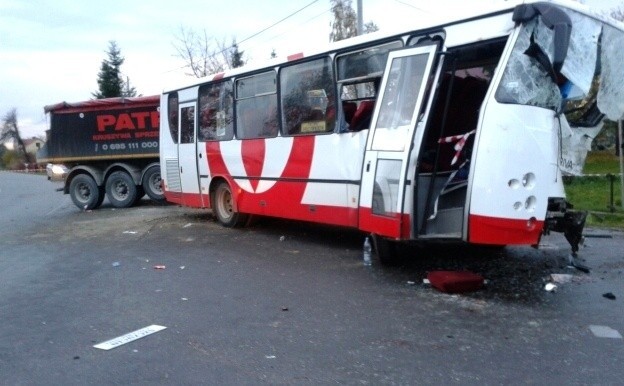 Zderzenie autobusu z tirem w RzędzianowicachW Rzędzianowicach (pow. mielecki) doszło do zderzenia autobusu PKS z tirem. Do szpitala trafiło 14 osób.