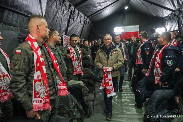 Prezydent RP Andrzej Duda obejrzał mecz Polska - Meksyk z żołnierzami w Nowej Łuce na Podlasiu