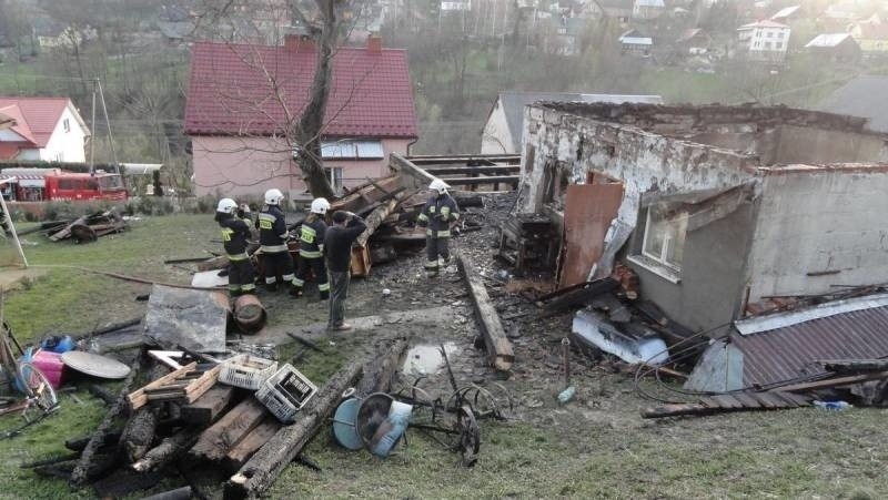 Spłonęła stodoła strażacy ocalili dom [ZDJĘCIA]