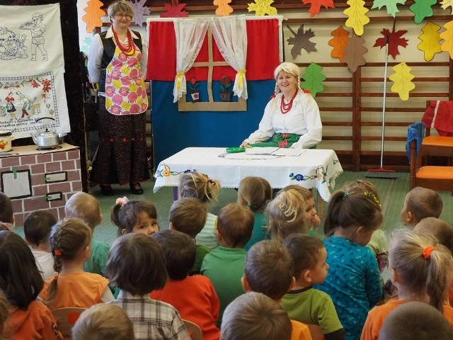 Maluchy z przedszkola w Mielnie miały niezapomnianą okazję, by dowiedzieć się skąd się bierze kiszona kapusta. 