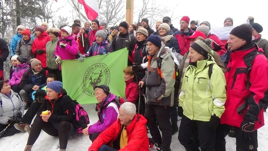 Weszli na Łysicę zimą. W 37 rocznicę zdobycia Mount Everest