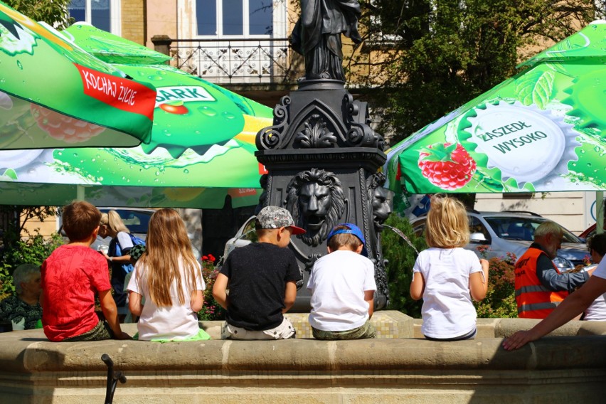 Myślenice. Kilkadziesiąt samochodów marki mini na rynku prezentowało swoje wdzięki 