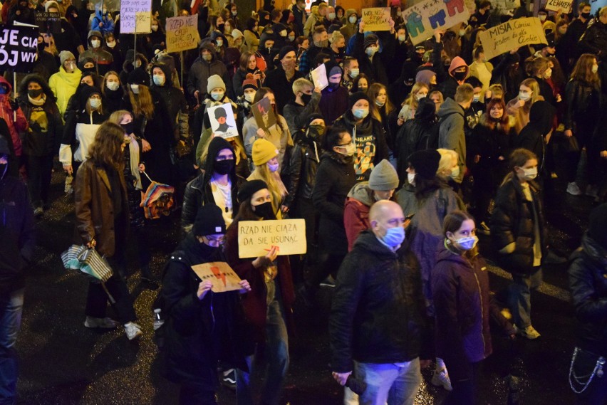 Protest w Bielsku-Białej. Deszcz nie przestraszył ludzi....