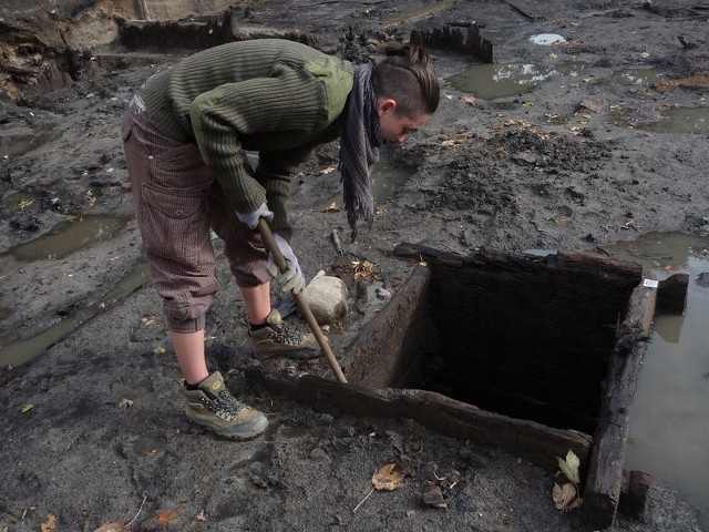 Archeolodzy wykopali XVI-wieczne latryny podczas prac na palcu Pokoju w Lęborku. 