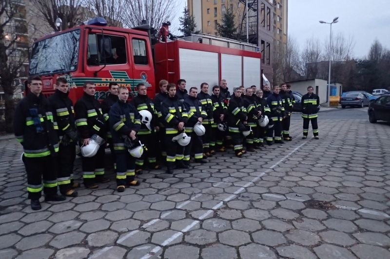 Kilkudziesięciu strażaków ratowało kierowców zakleszczonych...