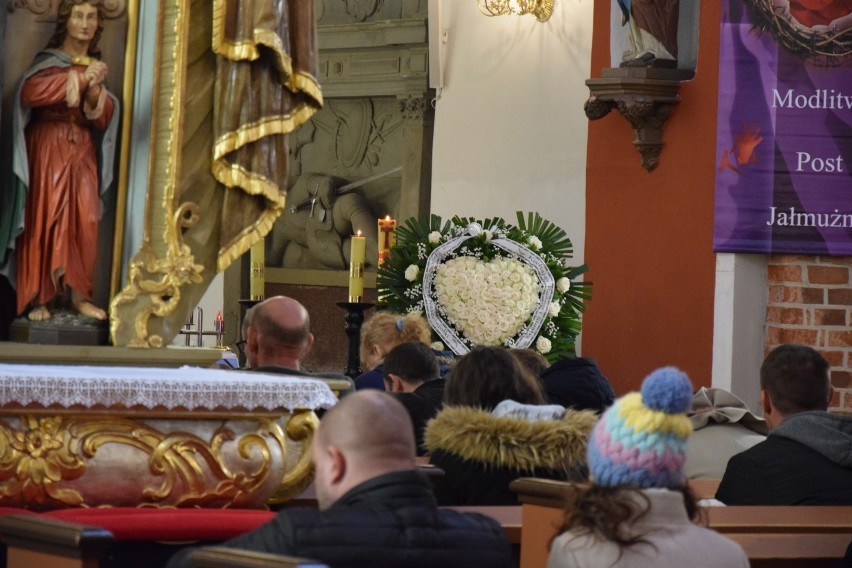 W Starogardzie Gdańskim pożegnano trójkę rodzeństwa tragicznie zmarłego w pożarze ZDJĘCIA 