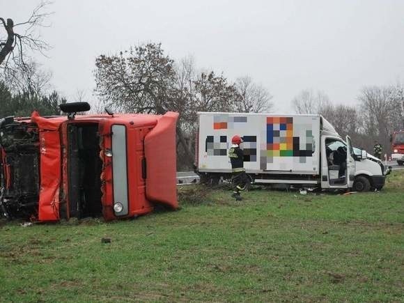 Na krajowej "dziewiątce&#8221; zderzyły się ciężarówka i samochód dostawczy.