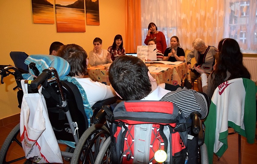 Niepełnosprawni w ośrodku Caritasu w Grudziądzu uczą się...