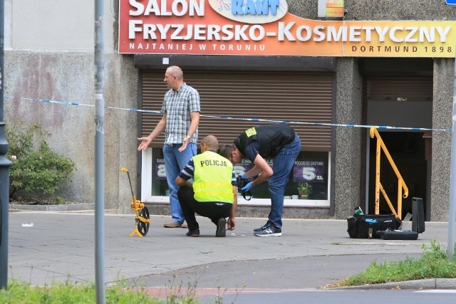 Fotorelacja z zabezpieczania ślad&oacute;w po strzelaninie, do kt&oacute;rej doszło przy ulicy Mickiewicza na Bydgoskim Przedmieściu w Toruniu.Więcej na ten temat: Strzelanina na Mickiewicza na Bydgoskim Przedmieściu w Toruniu;nf&lt;iframe src=&quot;//get.x-link.pl/585c109a-c9b2-589b-e073-775790f273d7,b6049cfa-c3e8-c604-4883-9de522635ebe,embed.html&quot; width=&quot;640&quot; height=&quot;360&quot; frameborder=&quot;0&quot; webkitallowfullscreen=&quot;&quot; mozallowfullscreen=&quot;&quot; allowfullscreen=&quot;&quot;&gt;&lt;/iframe&gt;