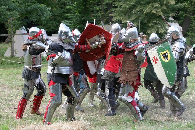 Letnie miesiące w Polsce to czas pełen atrakcji dla miłośników historii i rycerzy. Wielu entuzjastów ma okazję uczestniczyć w spektakularnych turniejach rycerskich, które odbywają się w różnych miejscach kraju.
