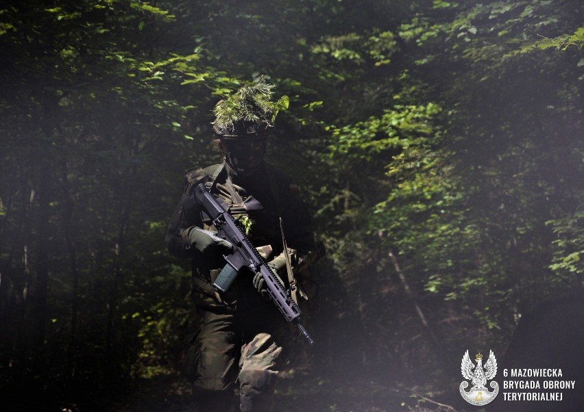 Żołnierze Wojsk Obrony Terytorialnej z Nowego Miasta nad Pilicą przeszkoleni przez specjalsów. Zobacz zdjęcia