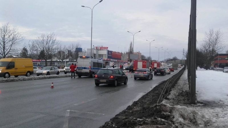 Karambol 6 samochodów na al. Jana Pawła II. Dwie osoby ranne,  sześć aut jak domino [zdjęcia]