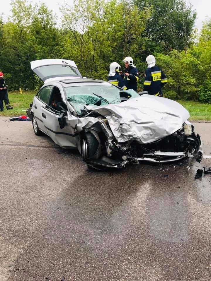 Krynice. Wypadek na DK 65. Mazda zaczepiła się o ciężarówkę i uderzyła w toyotę (zdjęcia)