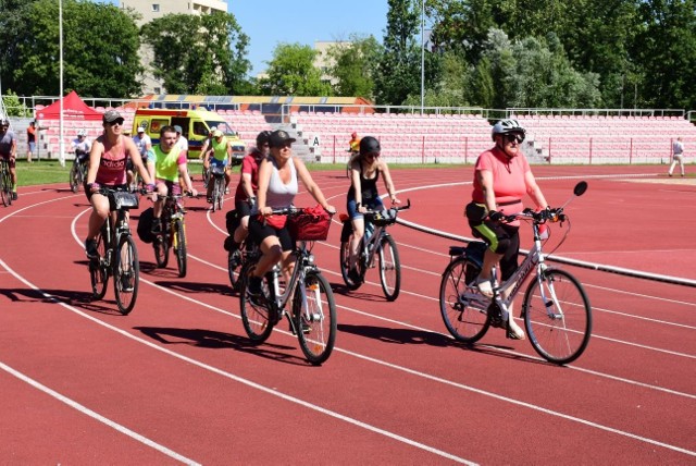 Na Stadionie Miejskim w Inowrocławiu trwa Rodzinny Dzień Sportu. Zawodnicy wyruszyli już na trzeci rajd rowerowy "Razem dla laryngektomowanych". Do pokonania mają 25 km