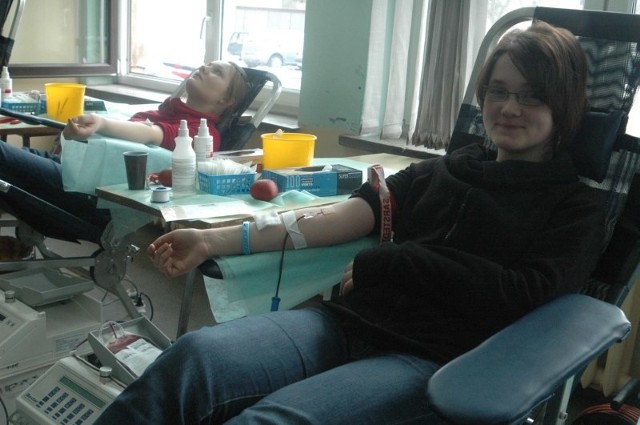 - Ja dzisiaj oddaję krew pierwszy raz i będę brać udział w każdej kolejnej akcji - mówi Ania Chęcińska, 18-latka z technikum handlowego w ZSZ w Oleśnie.