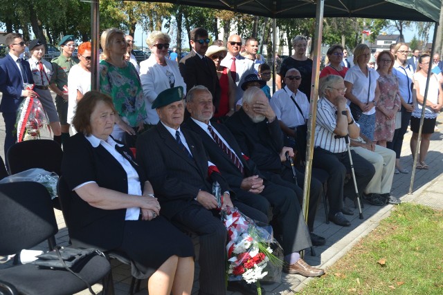 Uroczystości pod Pomnikiem Żołnierzy Września 1939 roku przy ul. Wojska Polskiego rozpoczął w samo południe dźwięk syren. Były okolicznościowe przemówienia, hymn państwowy, modlitwa i złożenie kwiatów przez delegacje przedstawicieli władz samorządowych, kombatantów, przedstawicieli instytucji, firm, szkół, stowarzyszeń, harcerzy – mieszkańców Suwałk.