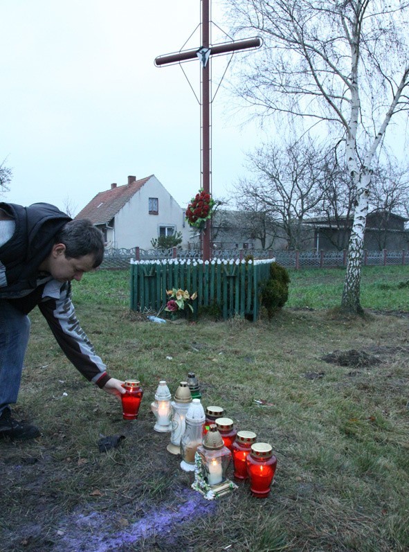 W miejscu, gdzie doszło do wypadku pojawiają się znicze