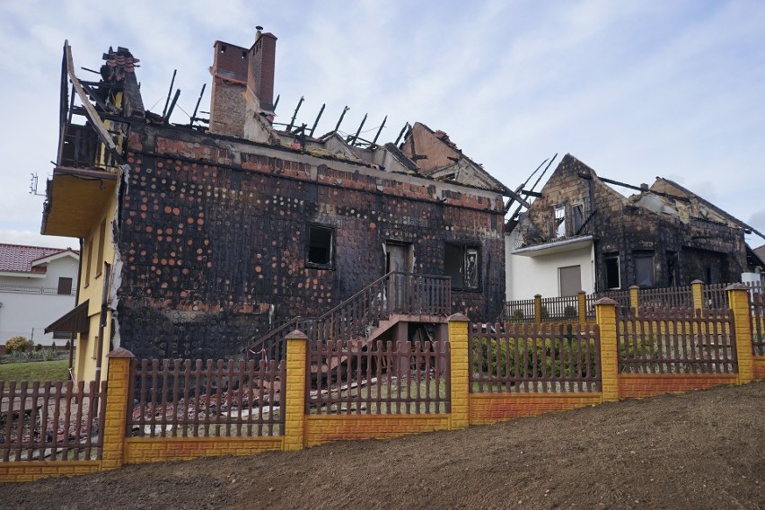 Obraz zniszczeń po pożarze w przeddzień wyburzeń domów.