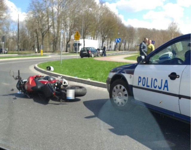 Wypadek na rondzie koło Hubalczyków w Słupsku. Ucierpiał kierowca motocyklu.