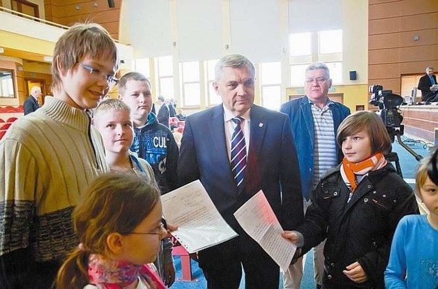 Kilkunastu uczniów mieszkających w Dojlidach Górnych złożyło prezydentowi Truskolaskiemu własnoręcznie podpisaną petycję.
