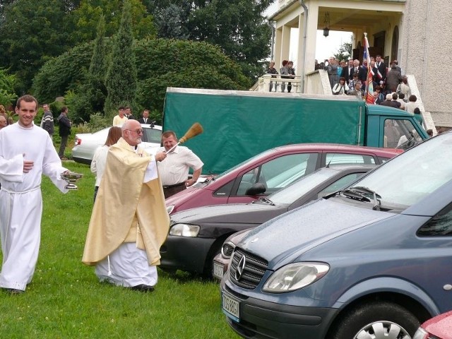 Samochody zgromadzone w sanktuarium w Kałkowie święcił pieszo ksiądz Zbigniew Dudek, ogólnopolski duszpasterz kierowców z Częstochowy.