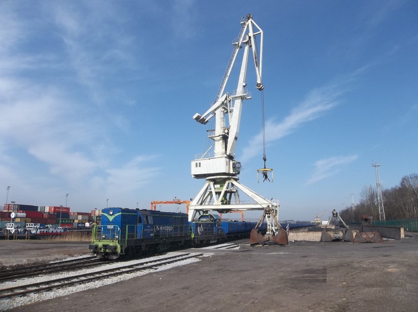 Barki z węglem znów wypływają z portu w Gliwicach ZDJĘCIA Pierwszy w tym roku transport węgla do Wrocławia wyruszył już dziś