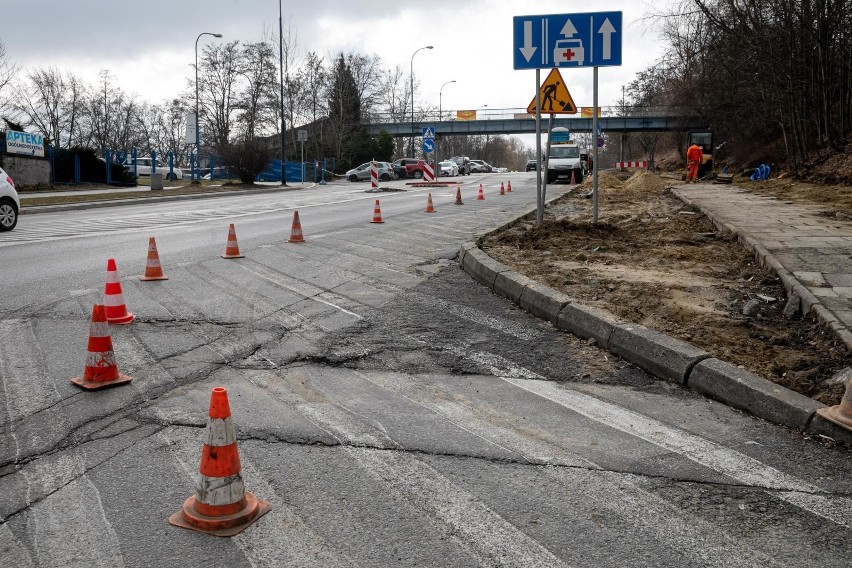 Kraków. Przebudowują ul. Kostaneckiego w rejonie szpitala w Prokocimiu. Zobacz postęp prac [ZDJĘCIA]