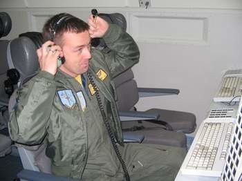 Kapitan Grzegorz Dimitrewski - &#8222;Dymek&#8221; jest jednym z ośmiu polskich żołnierzy latających AWACS-ami. Na pokładzie wszyscy noszą jednakowe mundury, natomiast za wynagrodzenie odpowiadają kraje, które wysłały swoich wojskowych.
