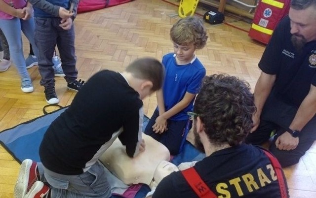 Dzieci uczyły się, jak prawidłowo udzielać pierwszej pomocy.