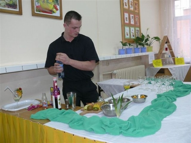 Adrian Wójcik pokazywał trzecioklasistom  gimnazjów jak przyrządzić oryginalne drinki.