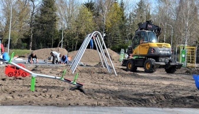 Przy ośrodku kultury w Skaryszewie powstaje miejsce do zabaw...