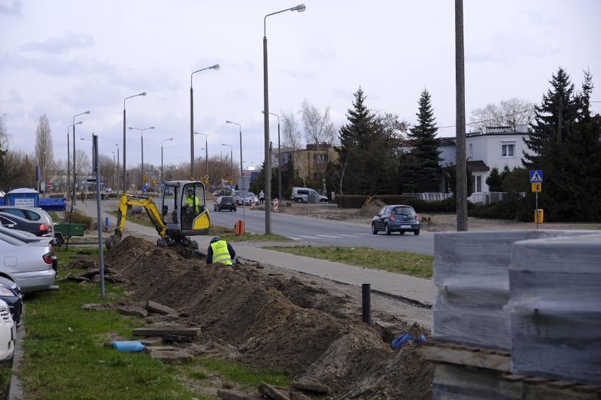 Prace na budowie nowej linii tramwajowej na Jar, ulica Długa
