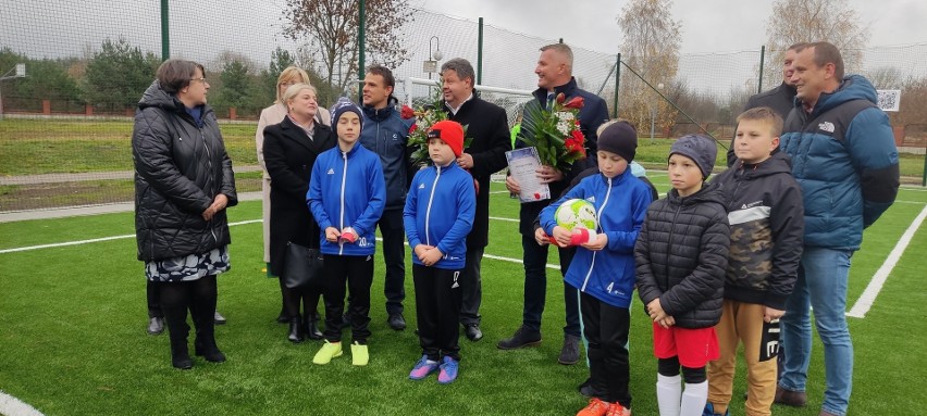 Uczniowie Publicznej Szkole Podstawowej w Skaryszewie mają nowe boisko do gry w piłkę nożną. Zobaczcie zdjęcia