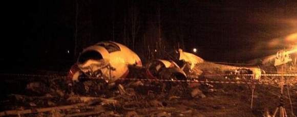 Wrak polskiego tupolewa w miejscu katastrofy w Smoleńsku