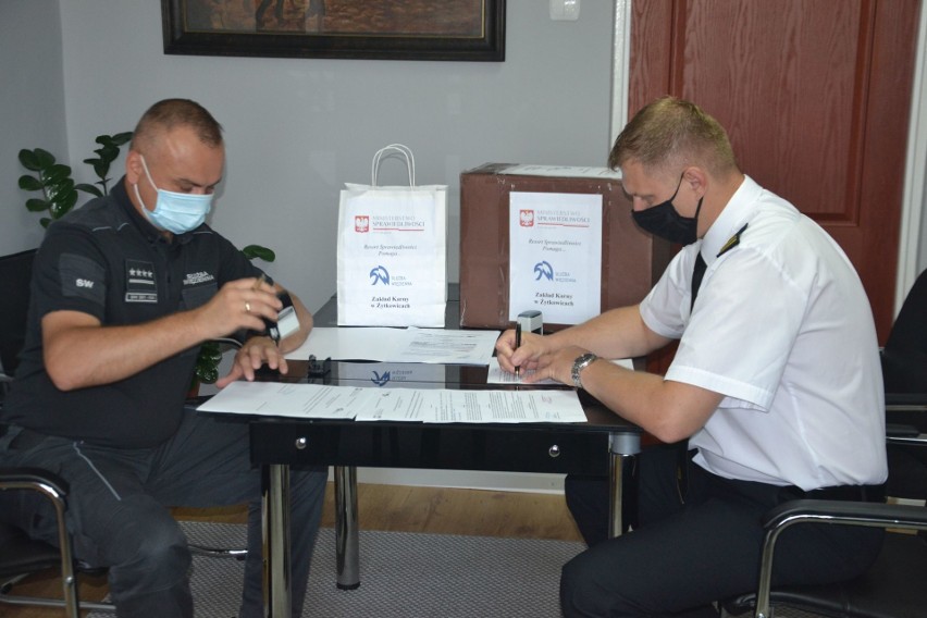 Służba Więzienna przekazała maseczki ochronne dla Państwowej Straży Pożarnej w Kozienicach