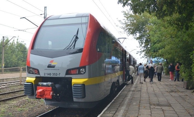 Maszynista pociągu daje sygnał dźwiękowy przed każdym przejazdem.