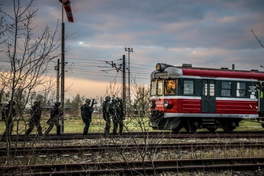 Uprowadzony pociąg w Łodzi. Policja uwolniła zakładników. Ćwiczenia łódzkiej policji [ZDJĘCIA]