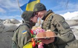 Śluby w okopach i przez Zoom. Władze Ukrainy ułatwiają zawarcie małżeństwa podczas wojny