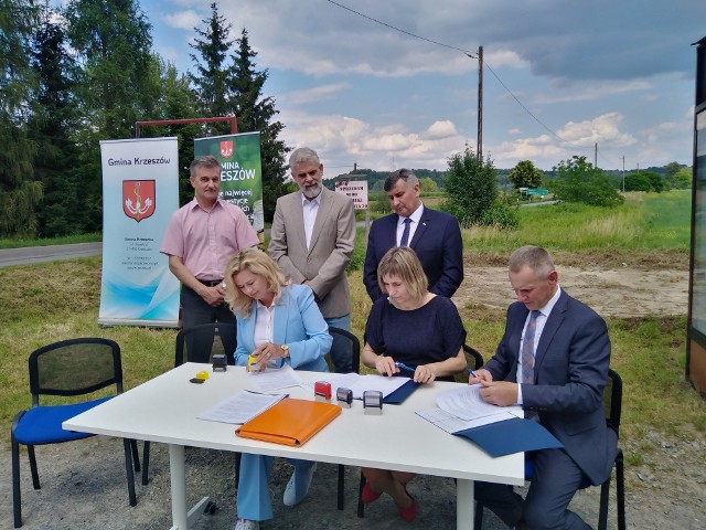 Podpisanie umowy na budowę ciągu pieszo-rowerowego w pasie drogi wojewódzkiej Kopki – Krzeszów – Tarnogród – Cieszanów