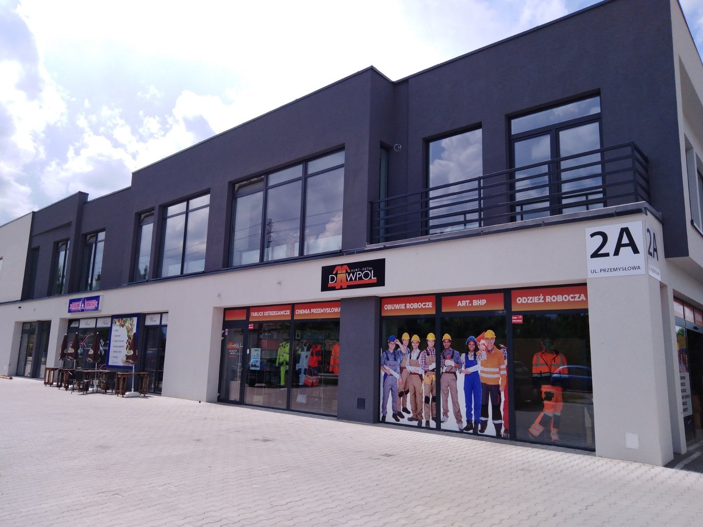 Galeria "Dworcowa" w Jędrzejowie - jakie sklepy? Są "Bistro Stacja", optyk,  sklep z odzieżą roboczą (ZDJĘCIA) | Strefa Biznesu