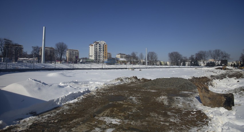 Pomimo trudnych warunków trwają prace na Stadionie Miejskim...