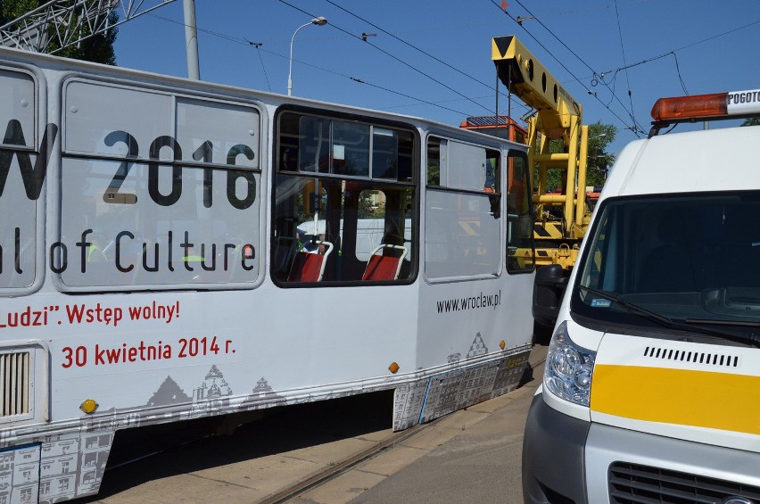 Wykolejenie tramwaju na pl. Wróblewskiego. Tramwaje jeździły objazdami (FILM, ZDJĘCIA)